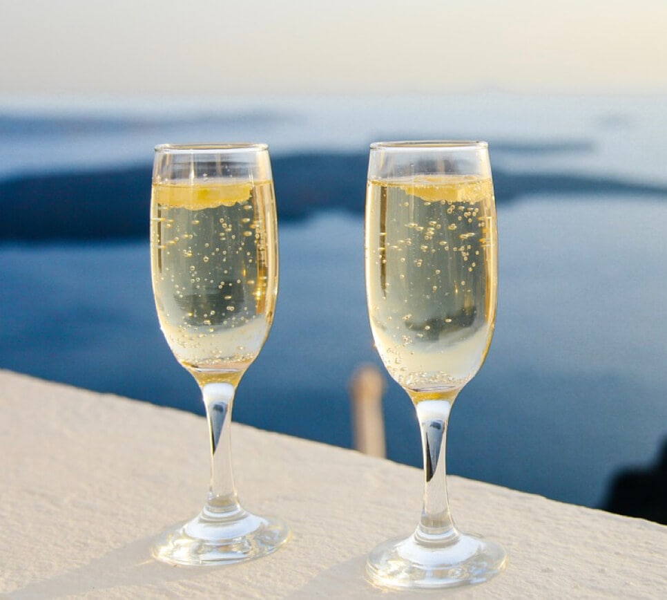 2 glasses of champagne - Buying a property in Valencia