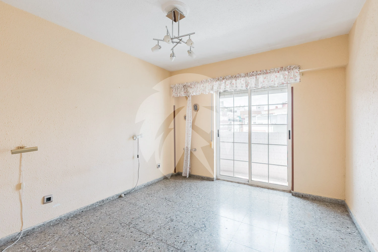 Bright corner apartment with 3 bedrooms in a prime location Valencia – Patraix