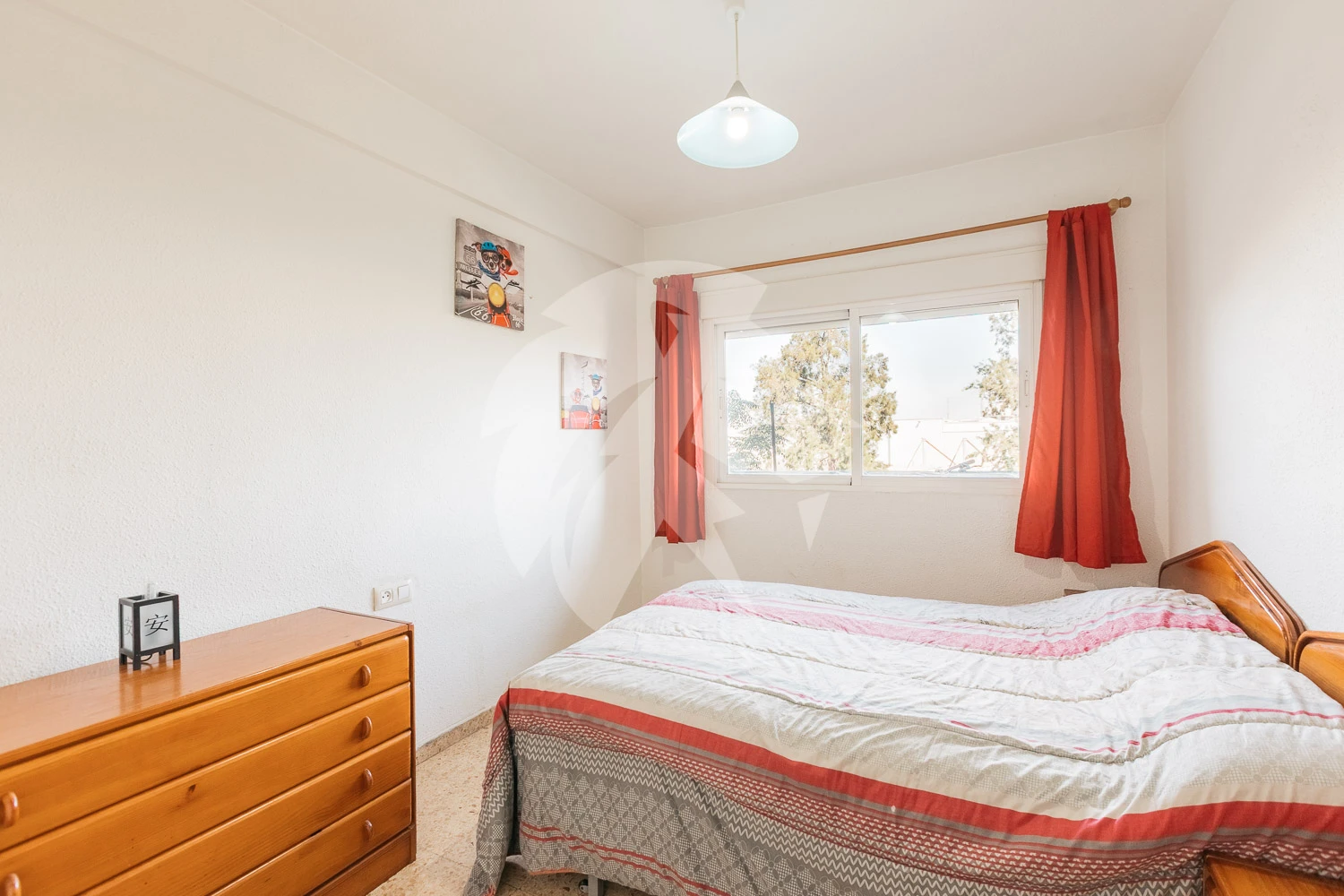 Bright three-room apartment with balcony in Valencia – Patraix