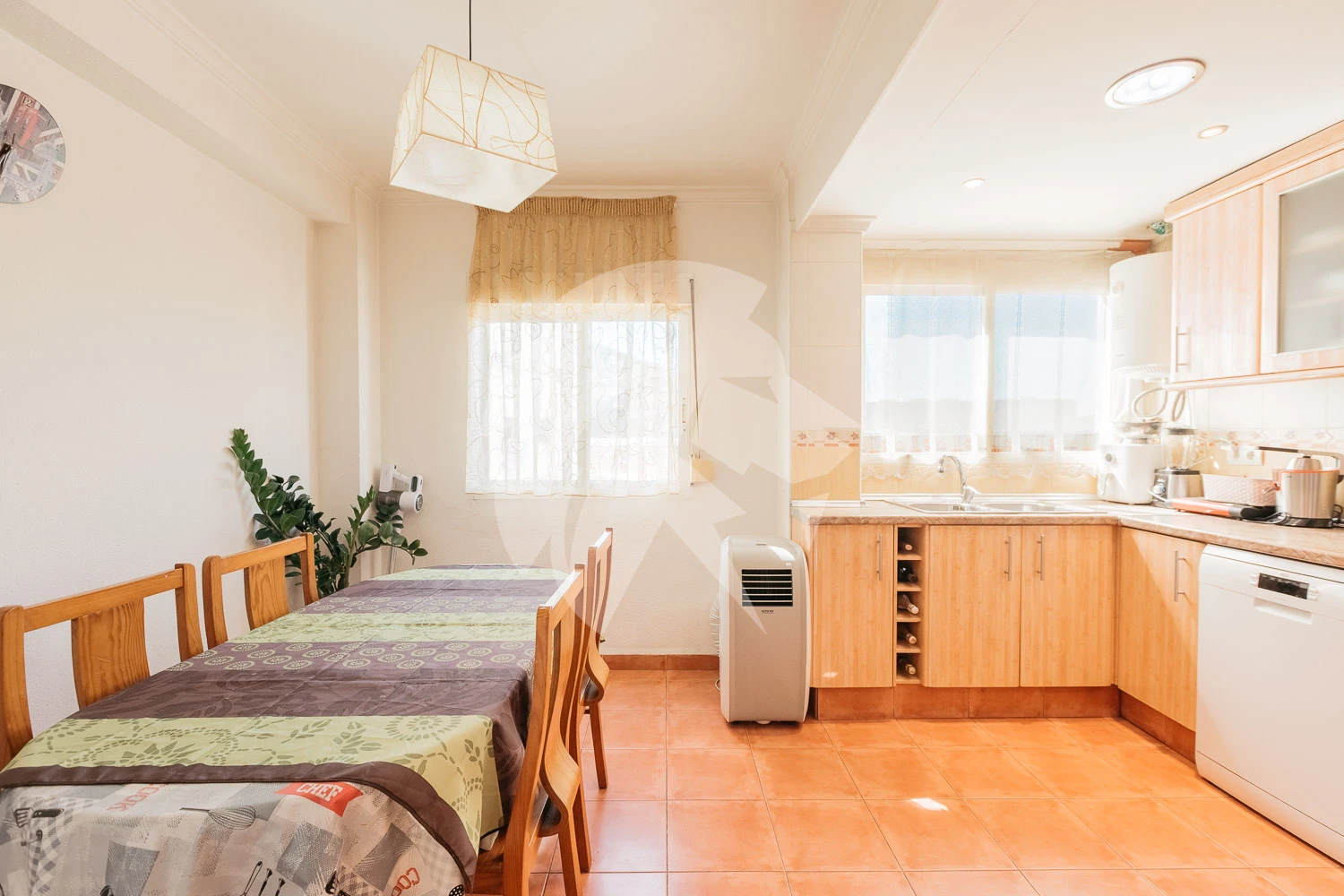 Bright three-room apartment with balcony in Valencia – Patraix