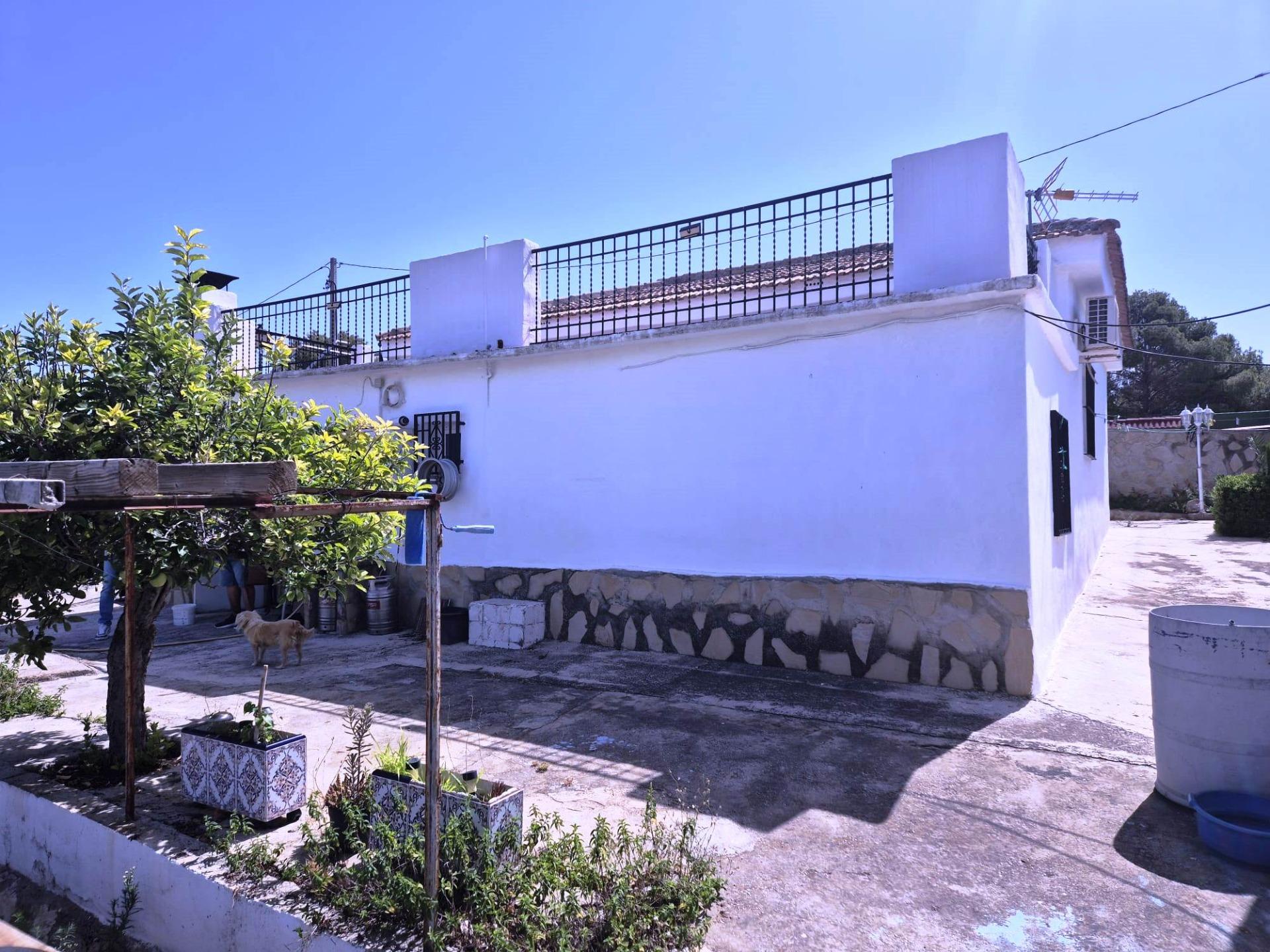 Charming villa with swimming pool and generous plot in Lliria