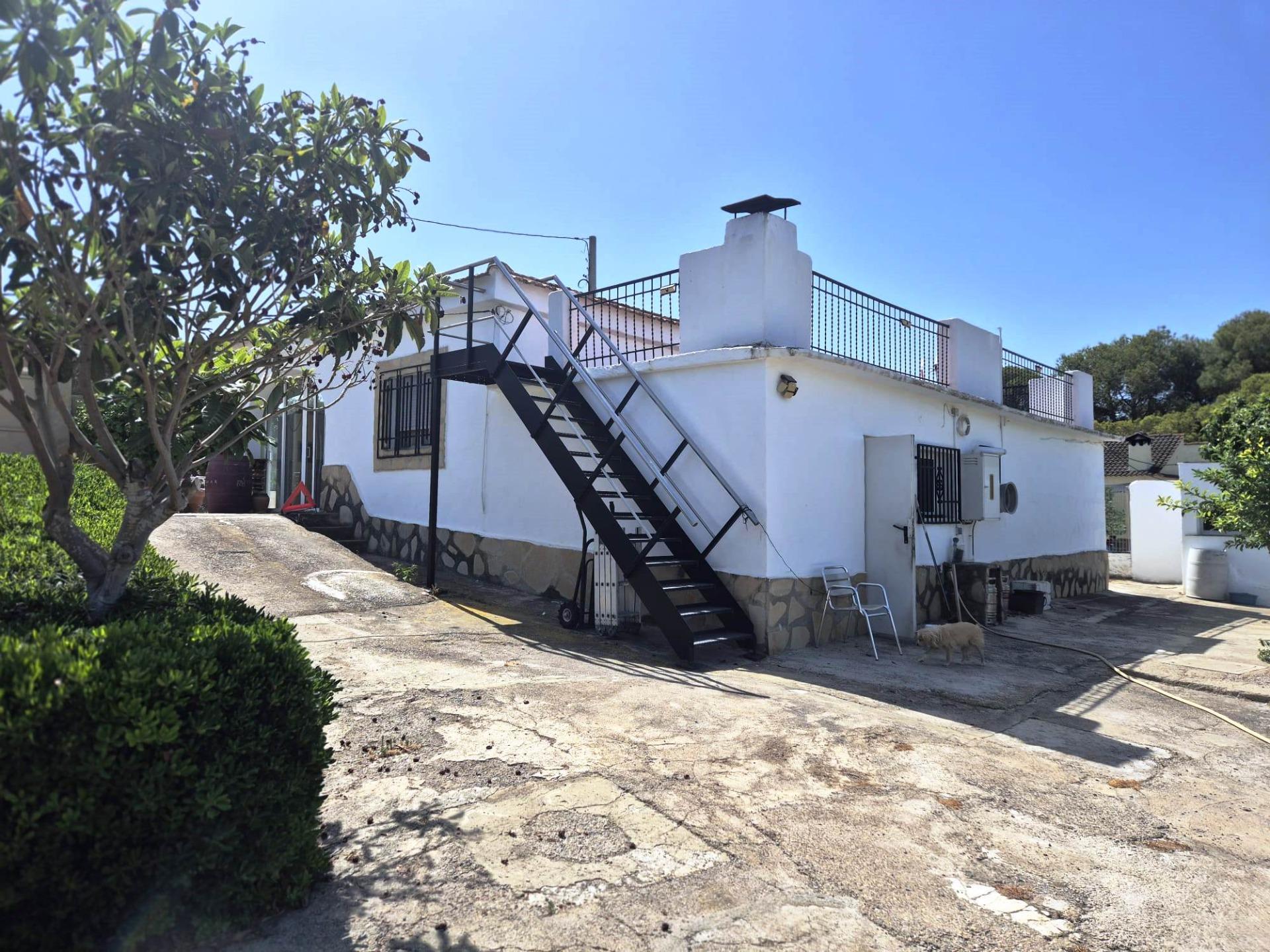 Charming villa with swimming pool and generous plot in Lliria