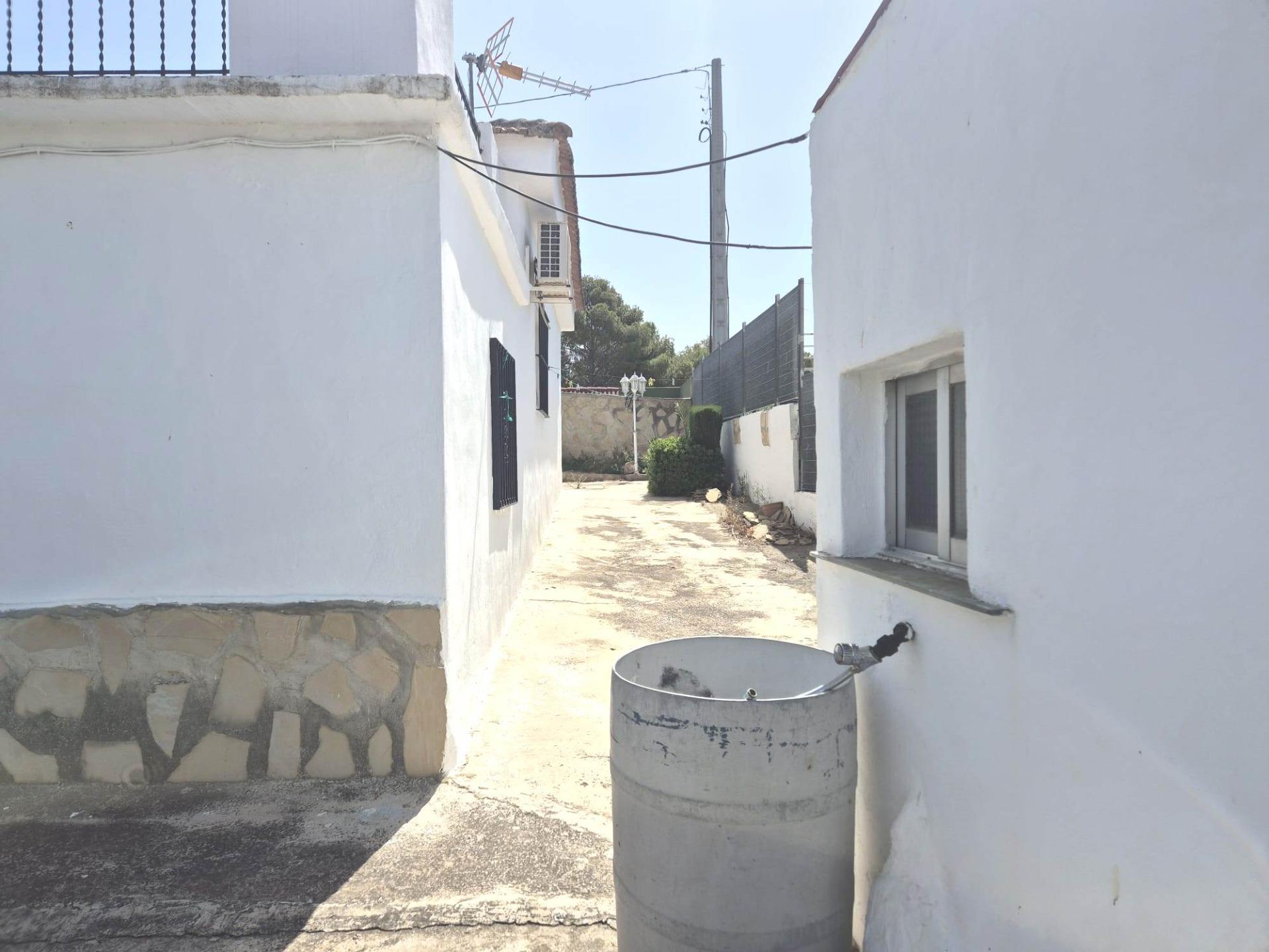 Charming villa with swimming pool and generous plot in Lliria