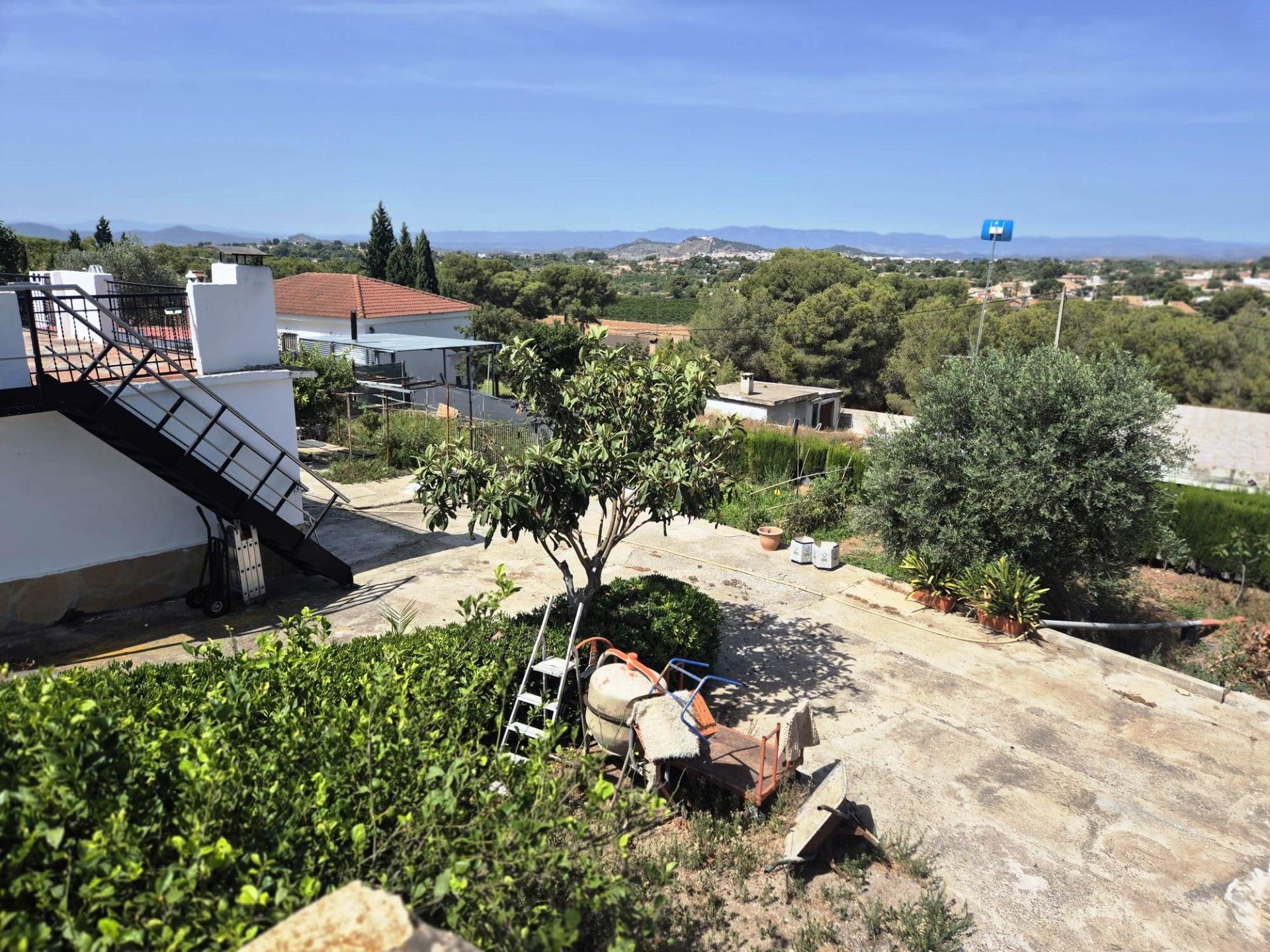 Charming villa with swimming pool and generous plot in Lliria