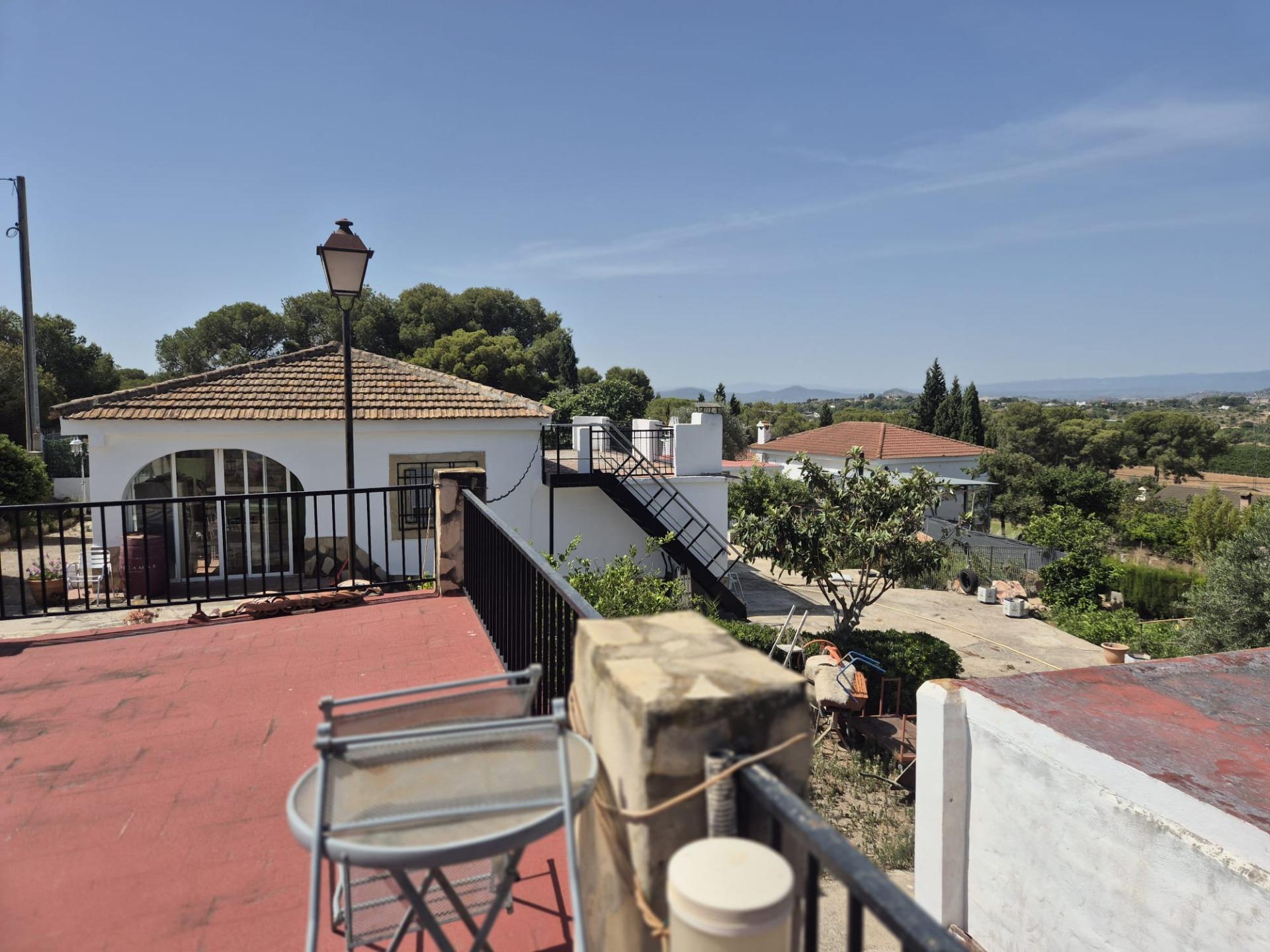 Charming villa with swimming pool and generous plot in Lliria
