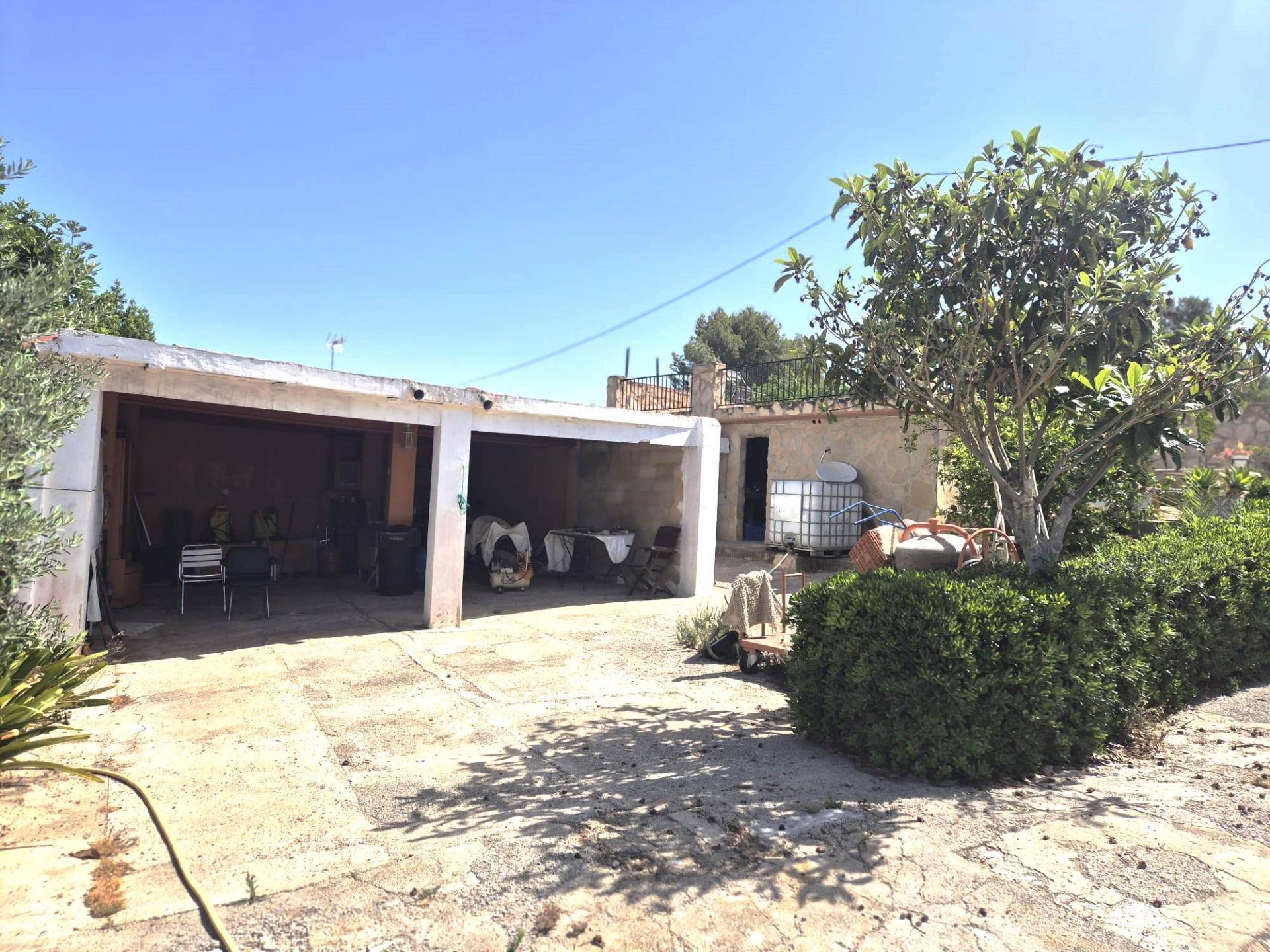 Charming villa with swimming pool and generous plot in Lliria