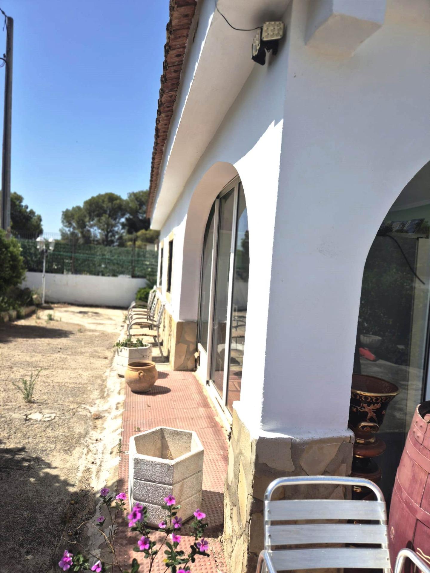 Charming villa with swimming pool and generous plot in Lliria