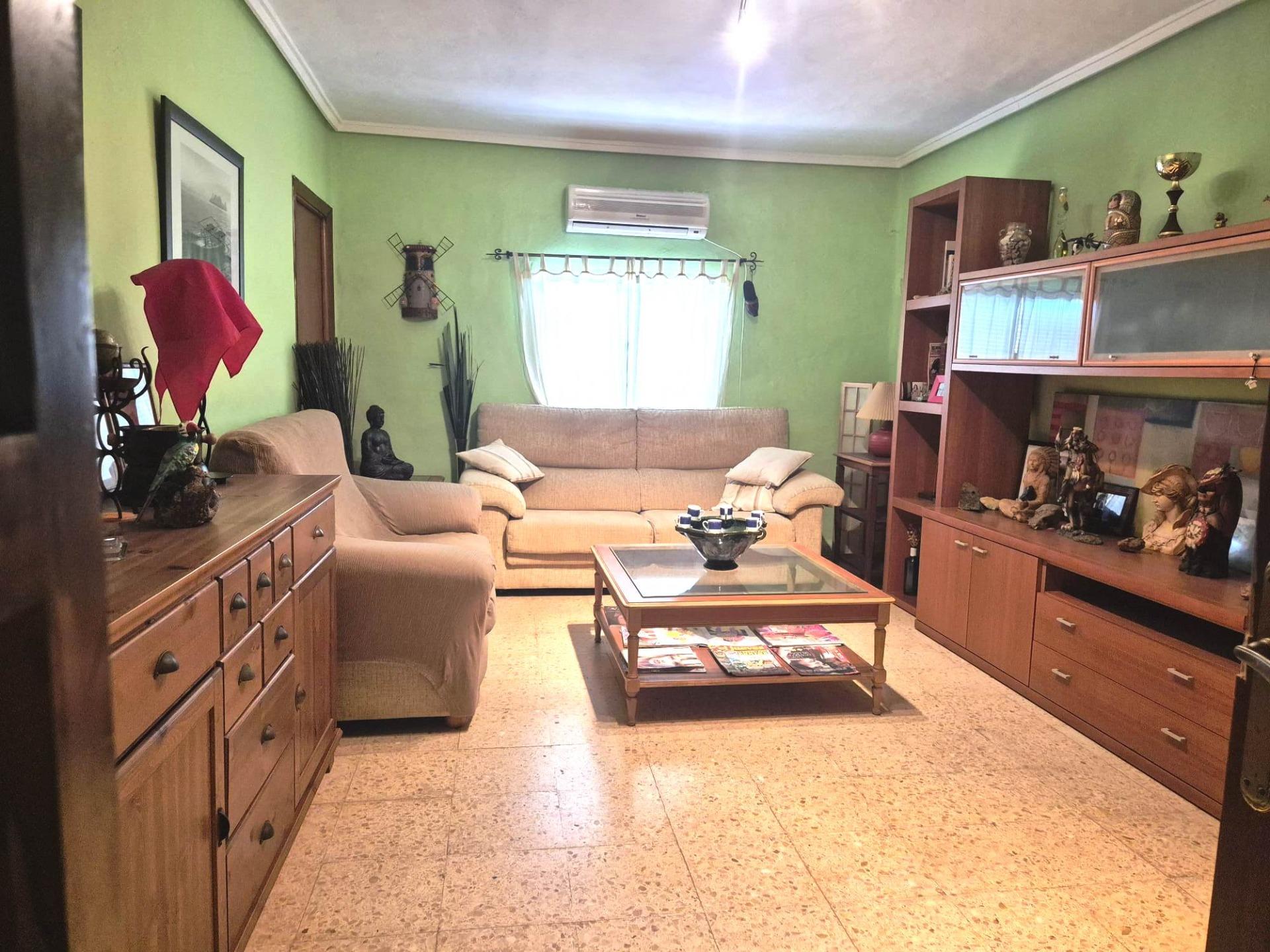 Charming villa with swimming pool and generous plot in Lliria