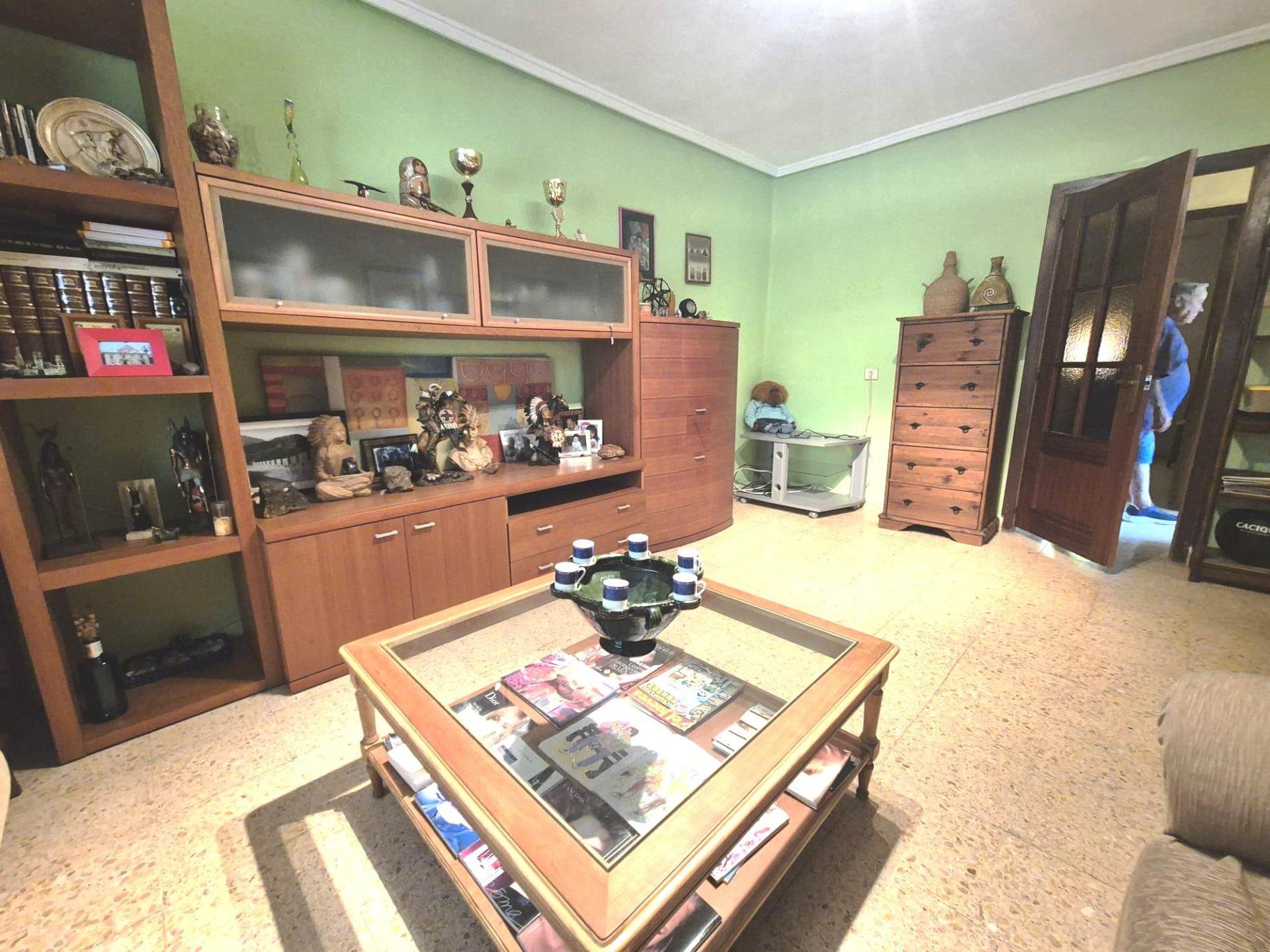 Charming villa with swimming pool and generous plot in Lliria