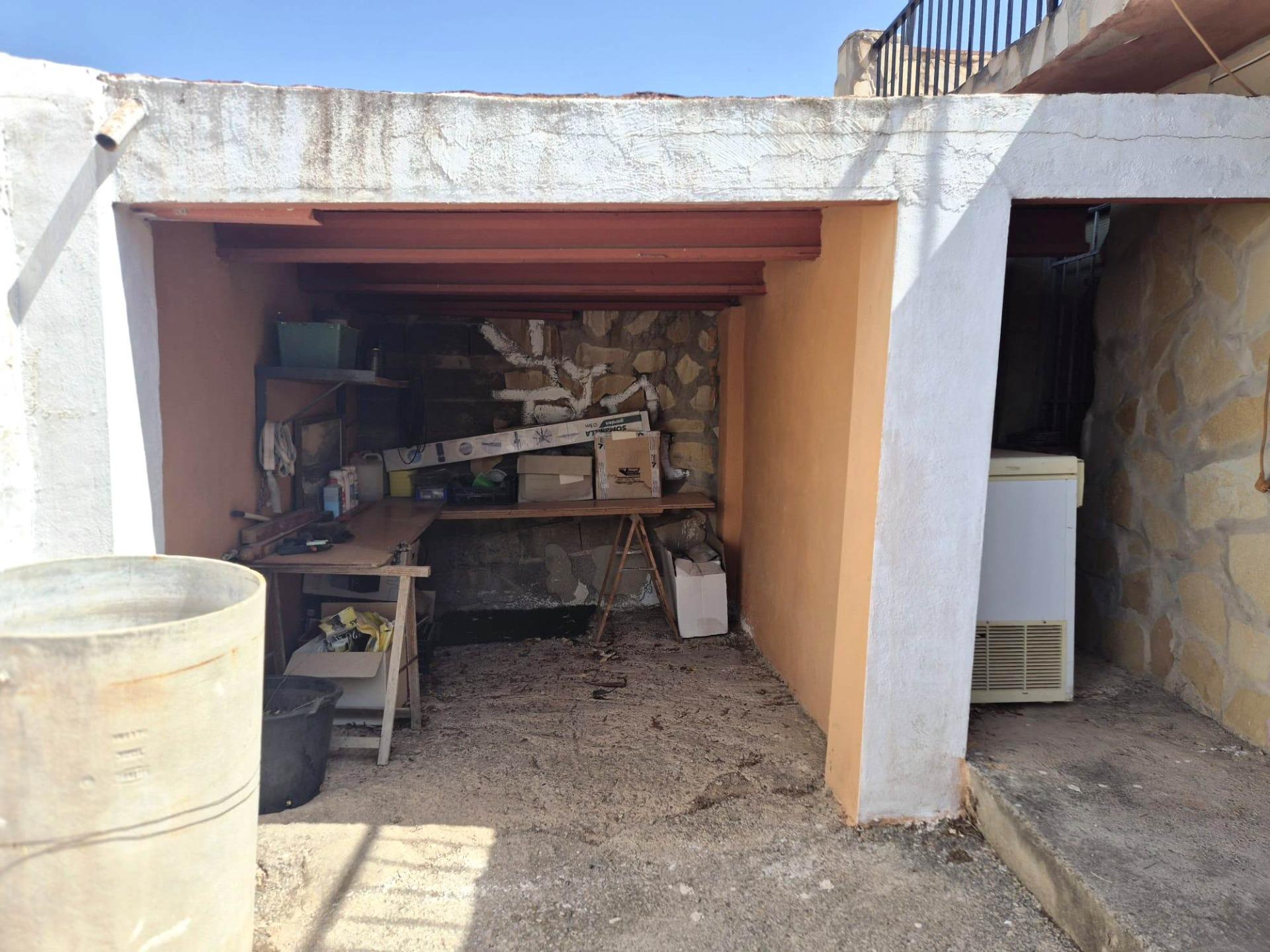 Charming villa with swimming pool and generous plot in Lliria