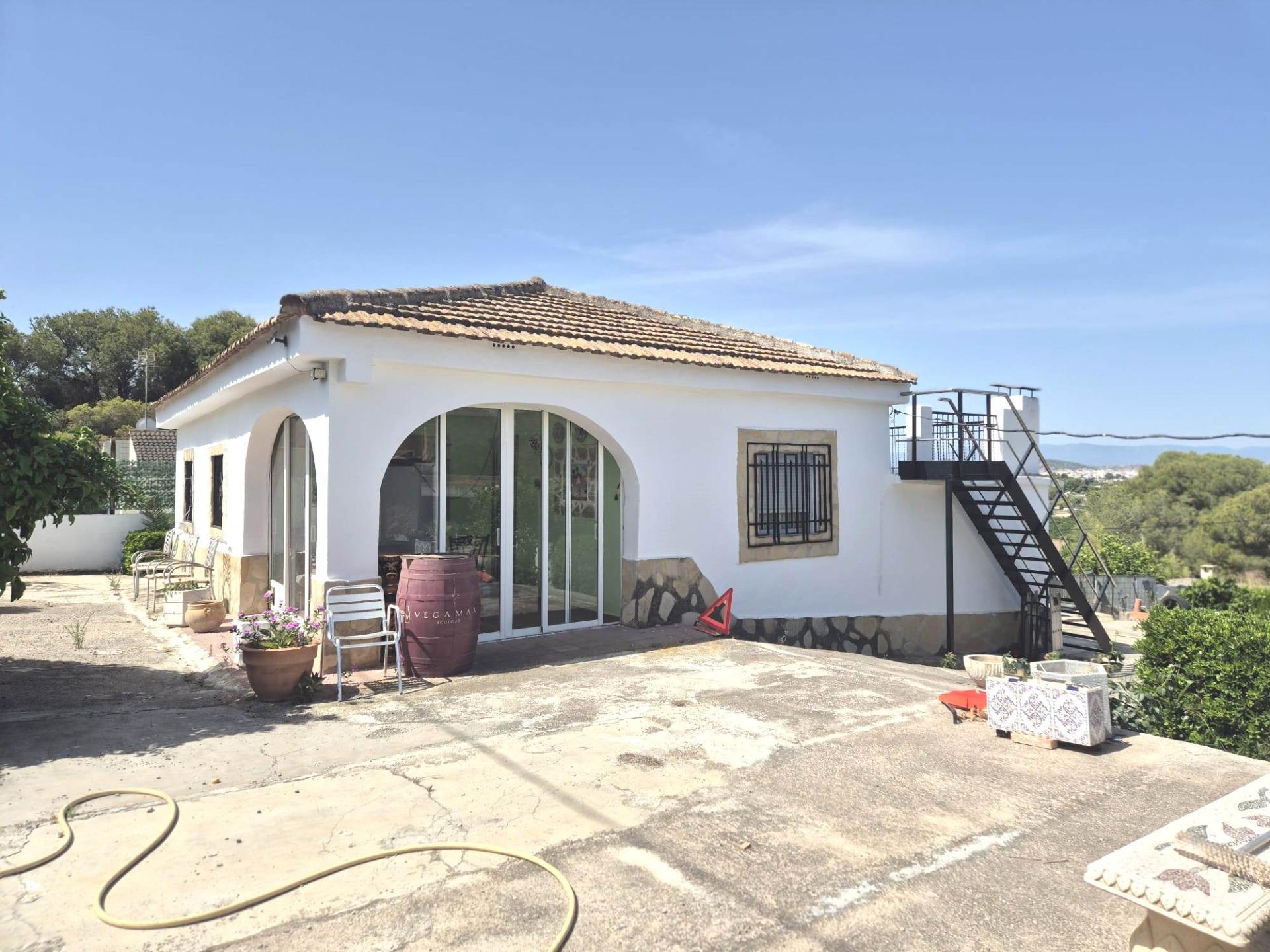 Charming villa with swimming pool and generous plot in Lliria