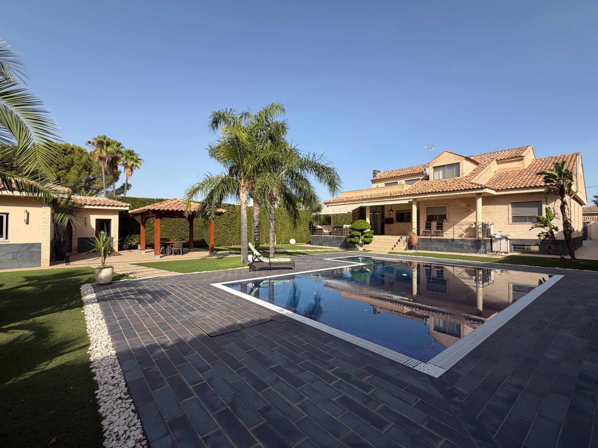 Villa for sale in La Pobla de Vallbona