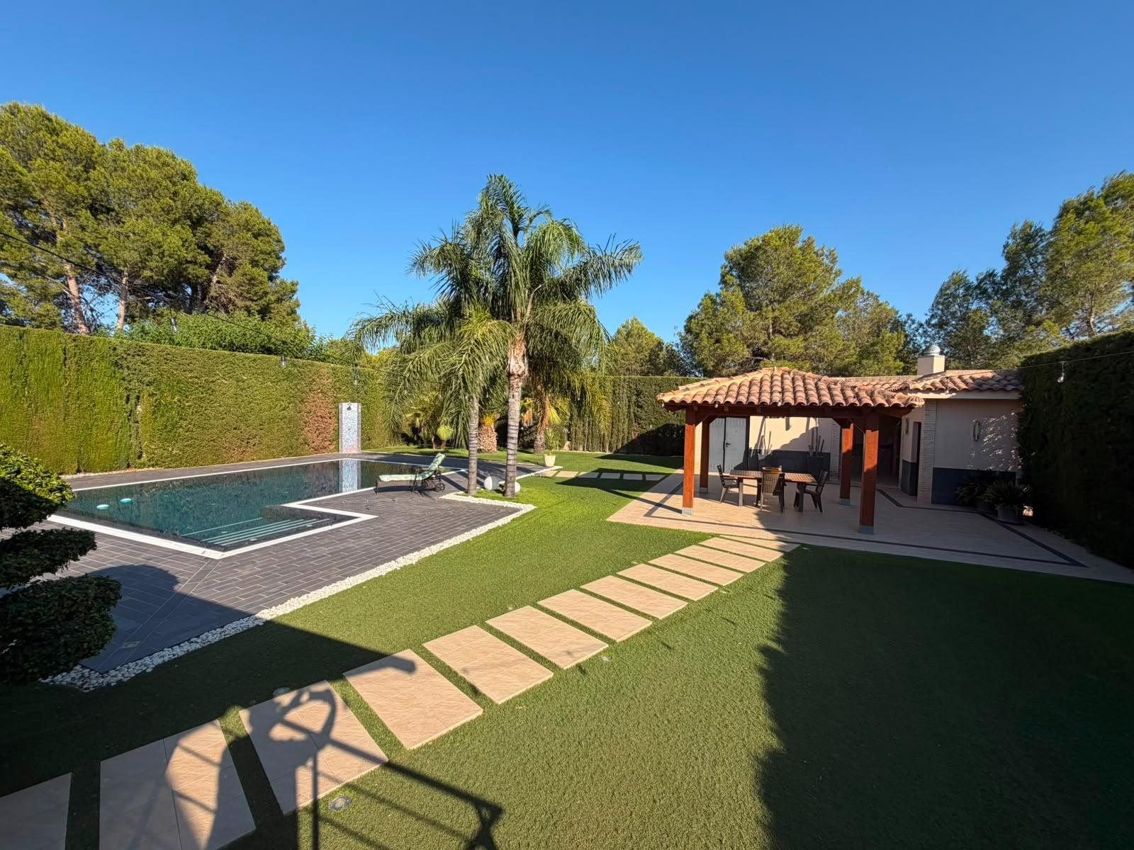 Villa for sale in La Pobla de Vallbona