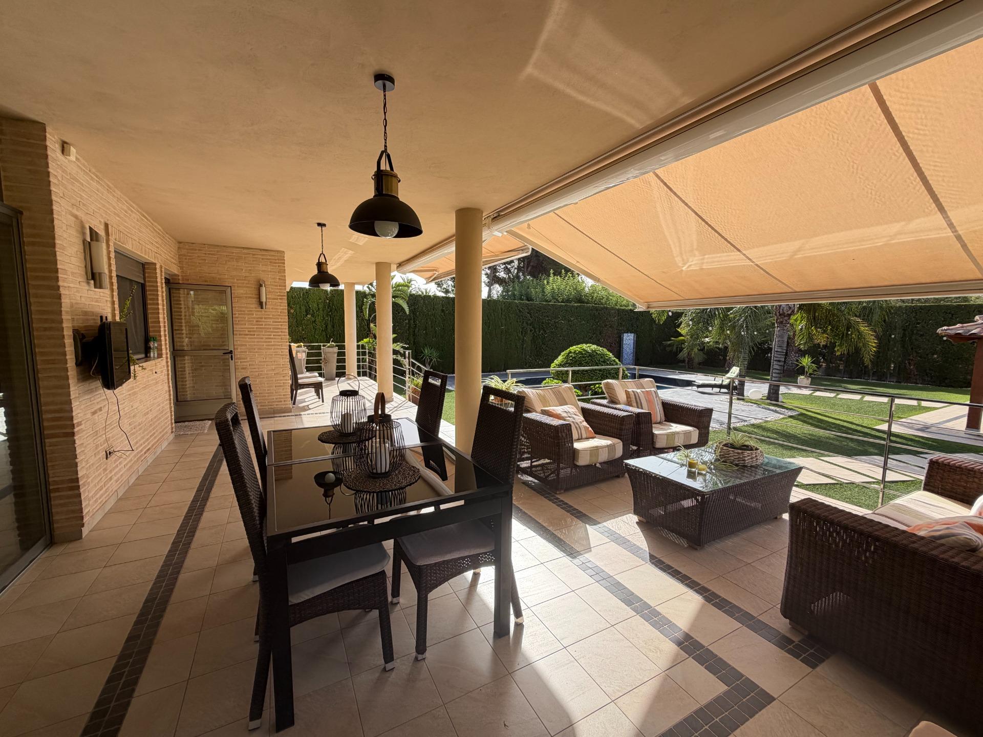 Villa for sale in La Pobla de Vallbona