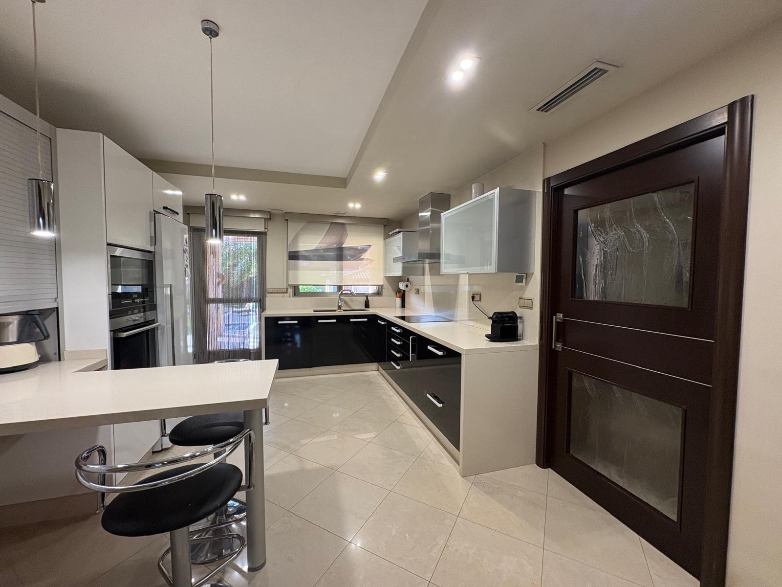 Villa for sale in La Pobla de Vallbona