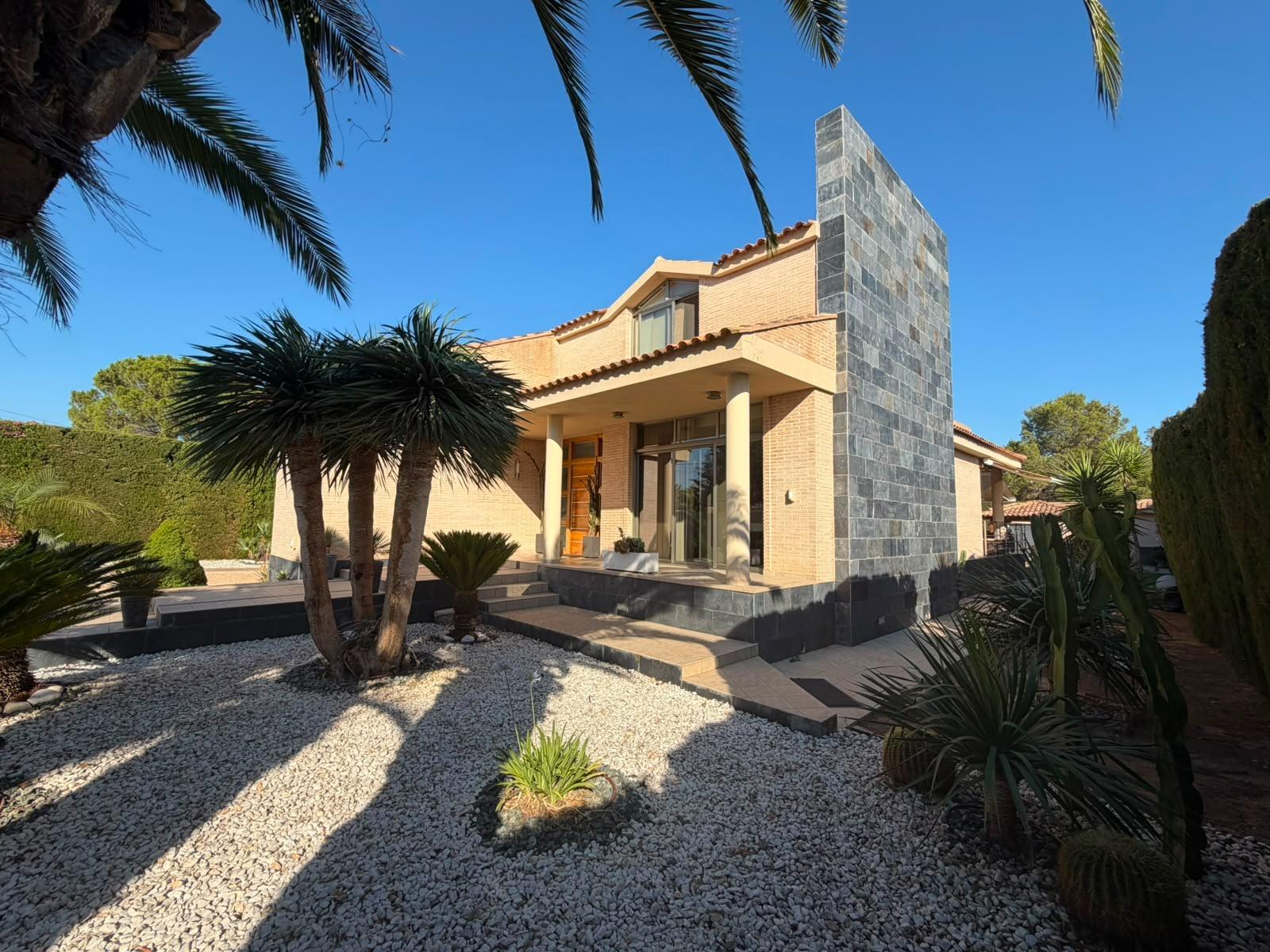 Villa for sale in La Pobla de Vallbona