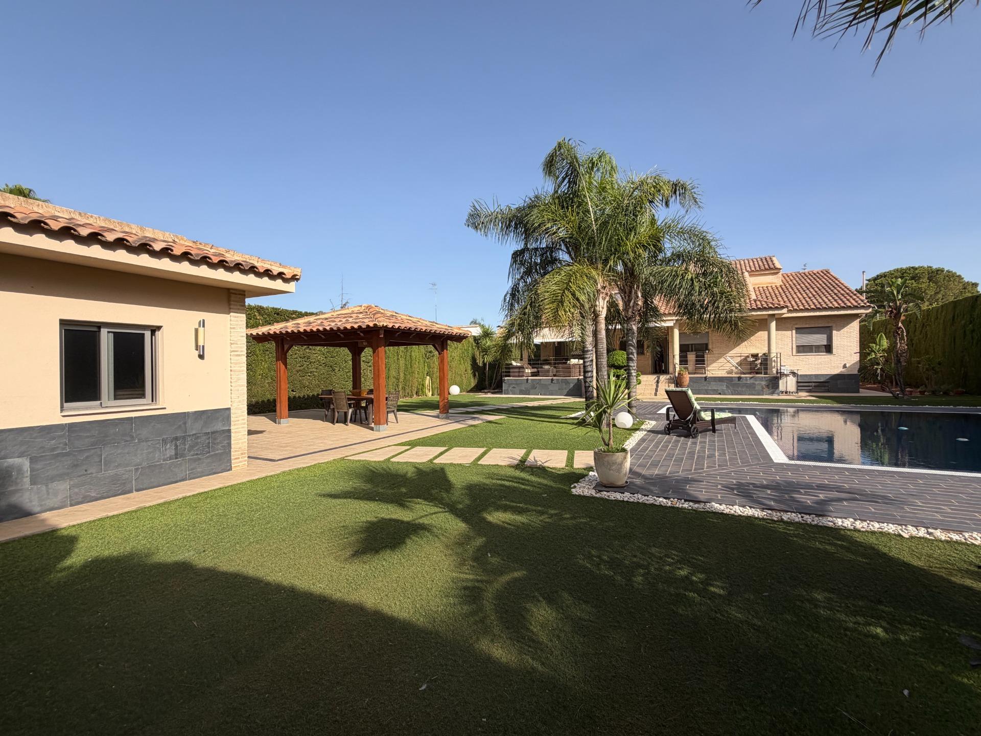 Villa for sale in La Pobla de Vallbona