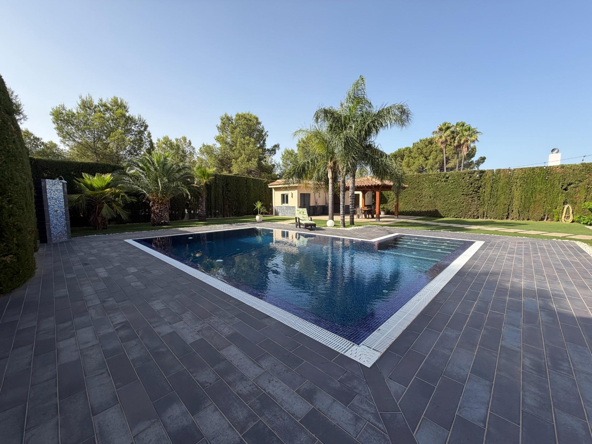Villa for sale in La Pobla de Vallbona