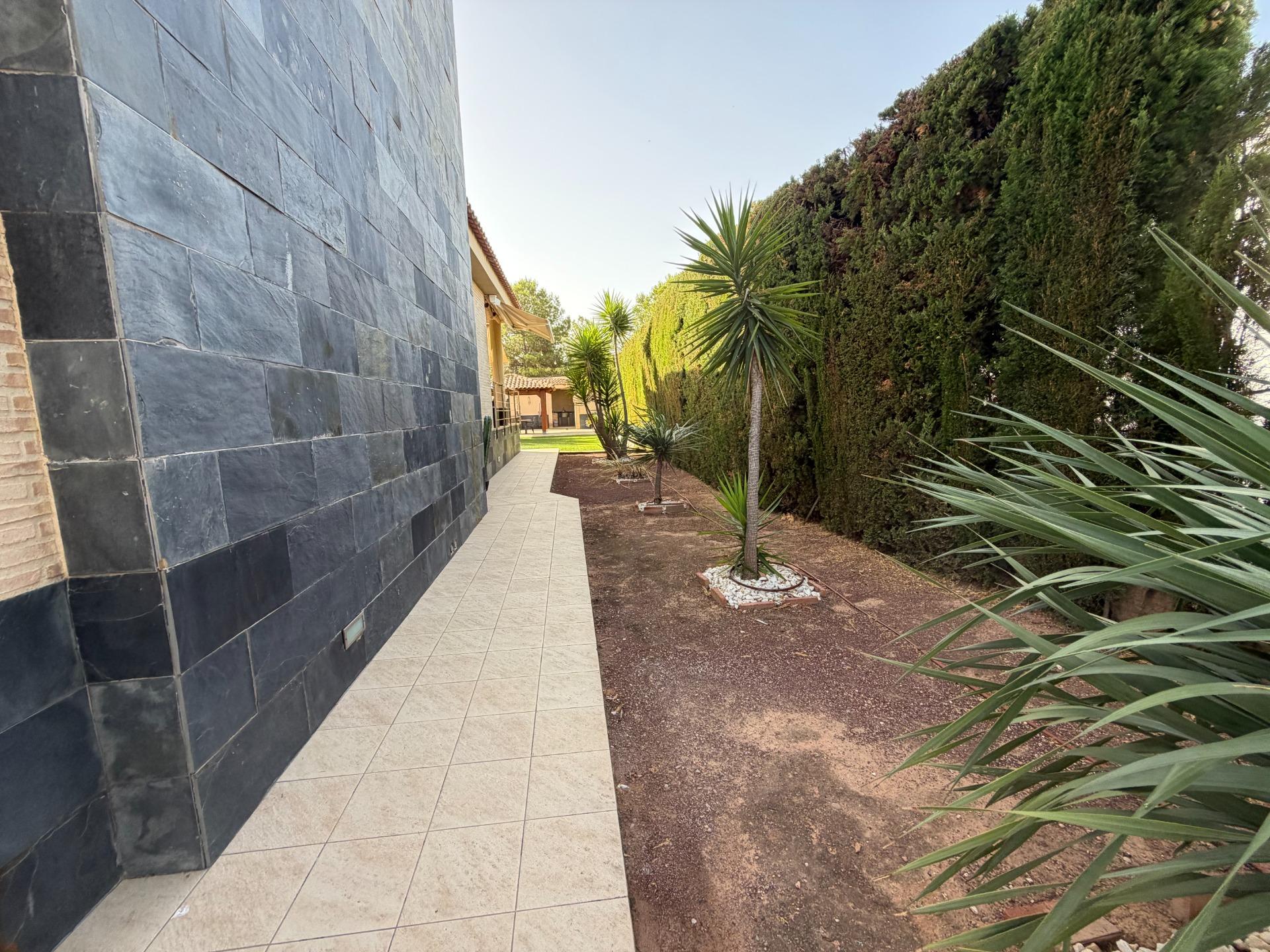 Villa for sale in La Pobla de Vallbona