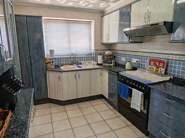 Villa for sale in Ador